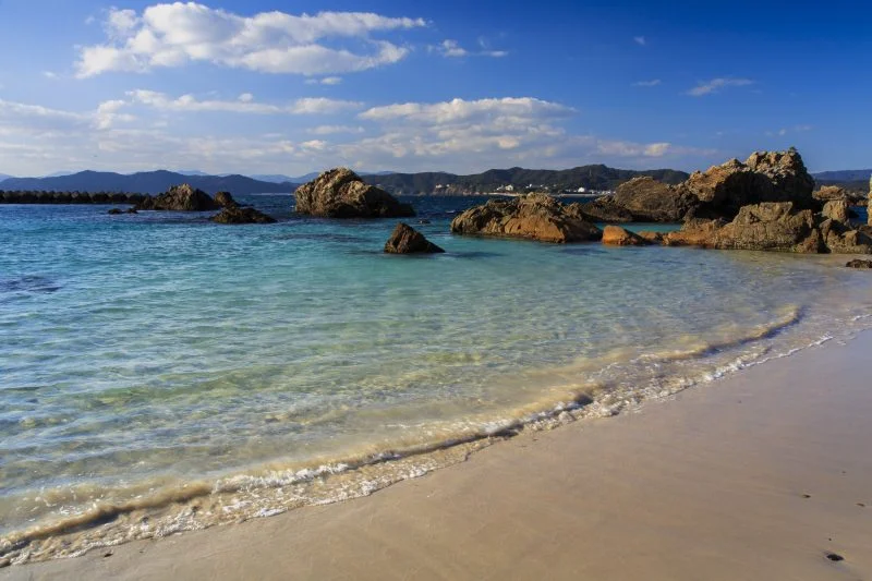 無料壁紙 冬の静かな海。PCとデスクトップ壁紙に最適な4K高画質の無料壁紙。三重県志摩市の御座白浜海水浴場で撮影したフリー写真素材