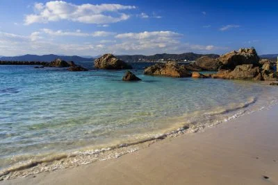 無料壁紙 冬の静かな海。PCとデスクトップ壁紙に最適な4K高画質の無料壁紙。三重県志摩市の御座白浜海水浴場で撮影したフリー写真素材