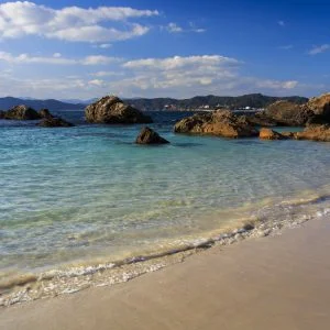 無料壁紙 冬の静かな海。PCとデスクトップ壁紙に最適な4K高画質の無料壁紙。三重県志摩市の御座白浜海水浴場で撮影したフリー写真素材