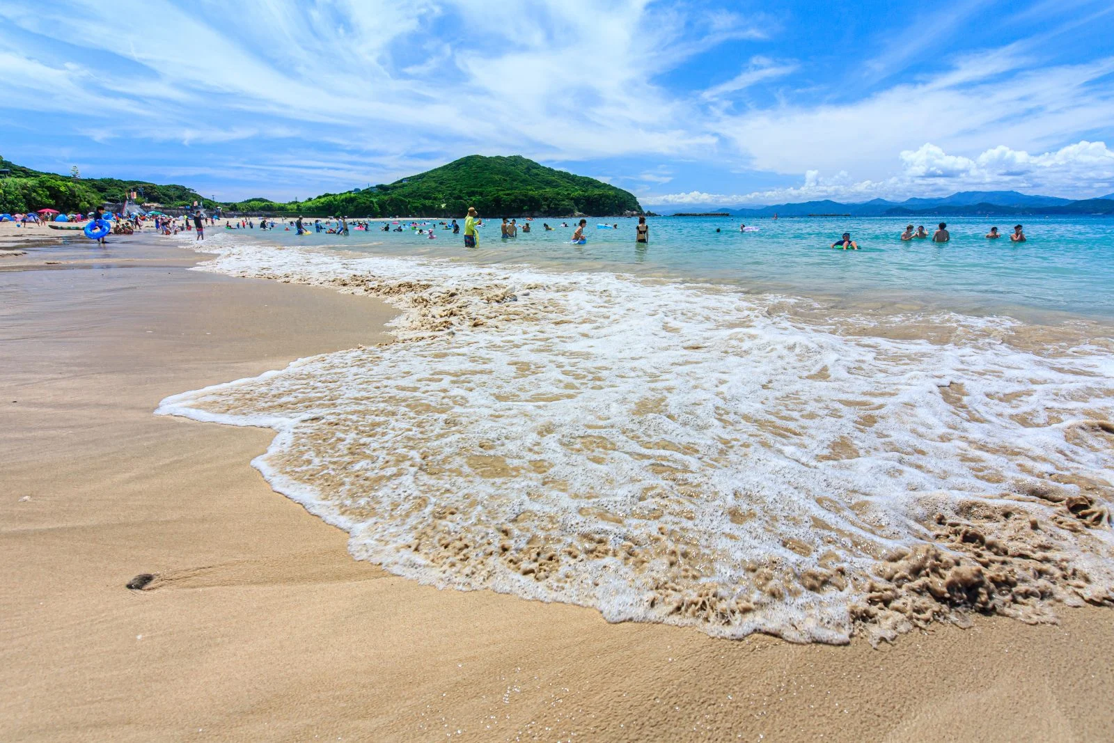 無料壁紙 御座ウェーブ。PCとデスクトップ壁紙に最適な4K高画質の無料壁紙。三重県志摩市の御座白浜海水浴場で撮影したフリー写真素材