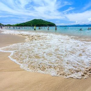 無料壁紙 御座ウェーブ。PCとデスクトップ壁紙に最適な4K高画質の無料壁紙。三重県志摩市の御座白浜海水浴場で撮影したフリー写真素材