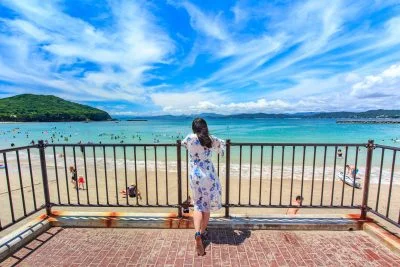 無料壁紙 堤防からの眺め。PCとデスクトップ壁紙に最適な4K高画質の無料壁紙。三重県志摩市の御座白浜海水浴場で撮影したフリー写真素材