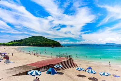 無料壁紙 海水浴で賑わう白浜。PCとデスクトップ壁紙に最適な4K高画質の無料壁紙。三重県志摩市の御座白浜海水浴場で撮影したフリー写真素材