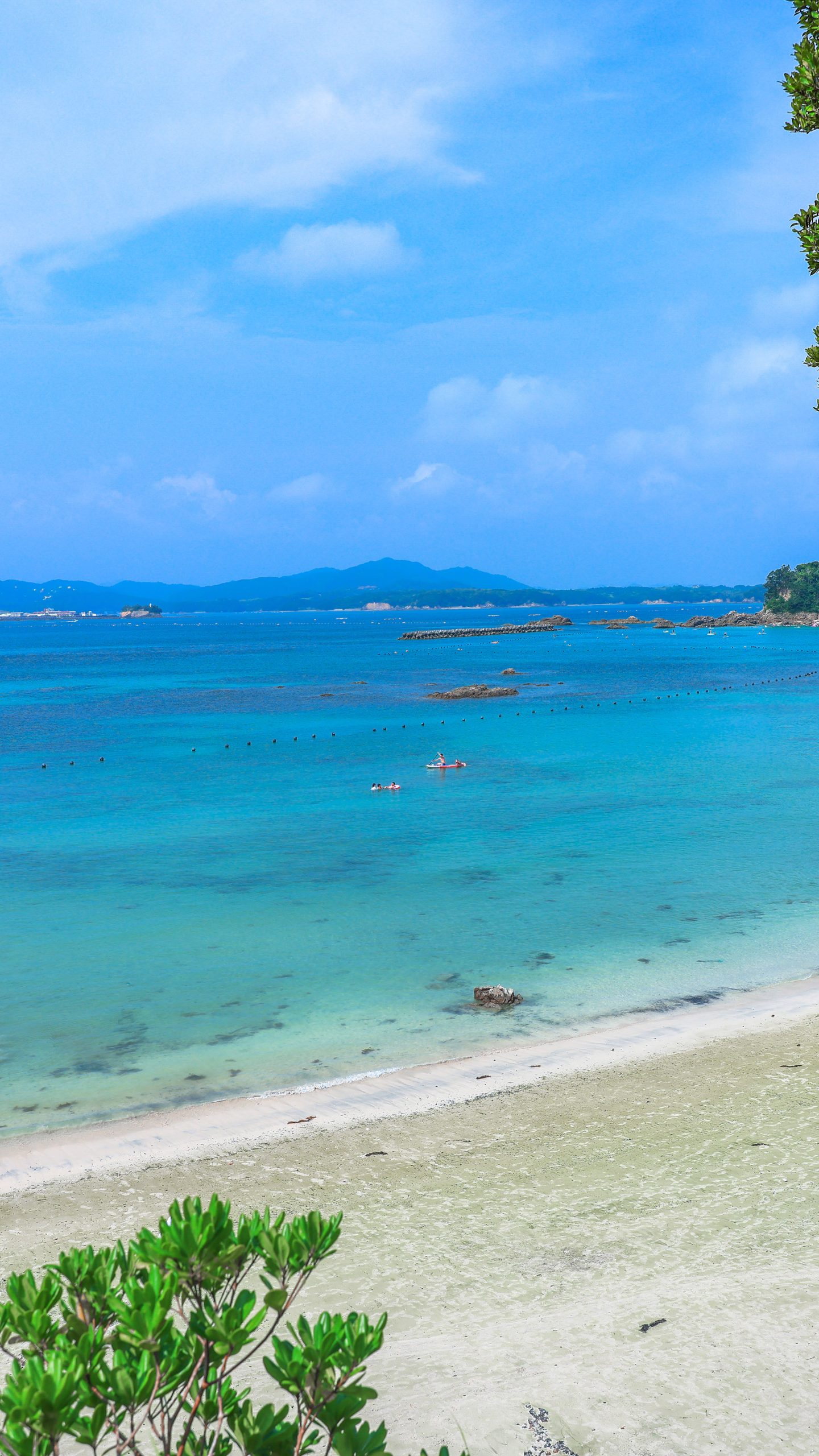 夏の御座(三重県志摩市・御座白浜海水浴場)