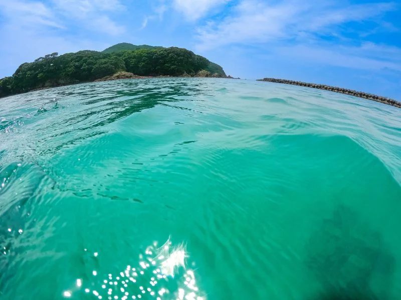 無料壁紙 エメラルド御座グリーン。PCとデスクトップ壁紙に最適な4K高画質の無料壁紙。三重県志摩市の御座白浜海水浴場で撮影したフリー写真素材