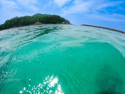 無料壁紙 エメラルド御座グリーン。PCとデスクトップ壁紙に最適な4K高画質の無料壁紙。三重県志摩市の御座白浜海水浴場で撮影したフリー写真素材