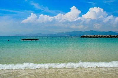 無料壁紙 入道雲に心惹かれて。PCとデスクトップ壁紙に最適な4K高画質の無料壁紙。三重県志摩市の御座白浜海水浴場で撮影したフリー写真素材