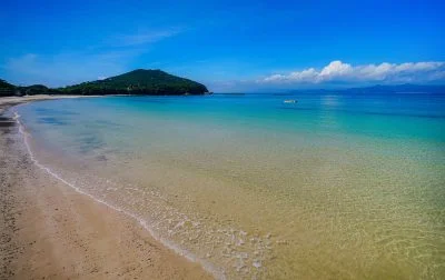 無料壁紙 御座の浅瀬。PCとデスクトップ壁紙に最適な4K高画質の無料壁紙。三重県志摩市の御座白浜海水浴場で撮影したフリー写真素材