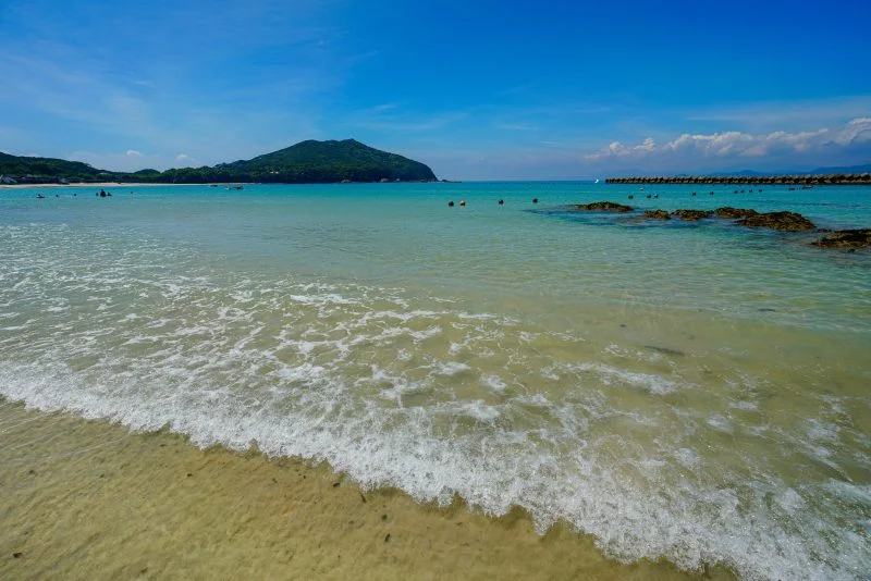 無料壁紙 御座白浜の波接近！。PCとデスクトップ壁紙に最適な4K高画質の無料壁紙。三重県志摩市の御座白浜海水浴場で撮影したフリー写真素材