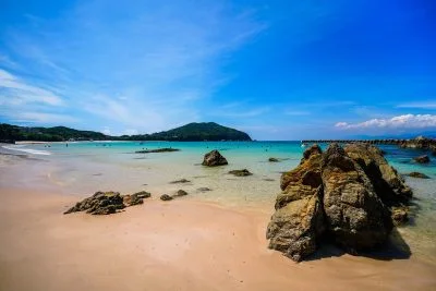 無料壁紙 南国感ある御座白浜の岩石。PCとデスクトップ壁紙に最適な4K高画質の無料壁紙。三重県志摩市の御座白浜海水浴場で撮影したフリー写真素材