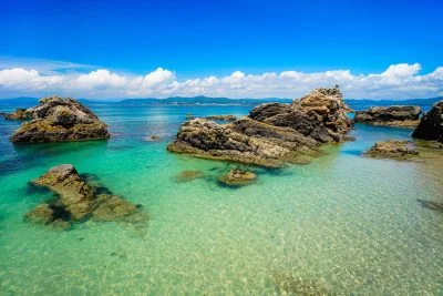 無料壁紙 御座の巨岩。PCとデスクトップ壁紙に最適な4K高画質の無料壁紙。三重県志摩市の御座白浜海水浴場で撮影したフリー写真素材