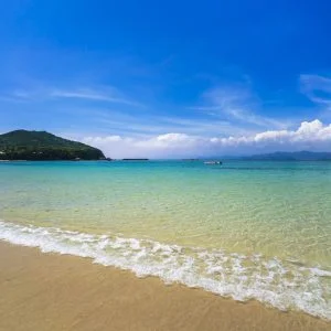 無料壁紙 御座白浜の波打ち際。PCとデスクトップ壁紙に最適な4K高画質の無料壁紙。三重県志摩市の御座白浜海水浴場で撮影したフリー写真素材