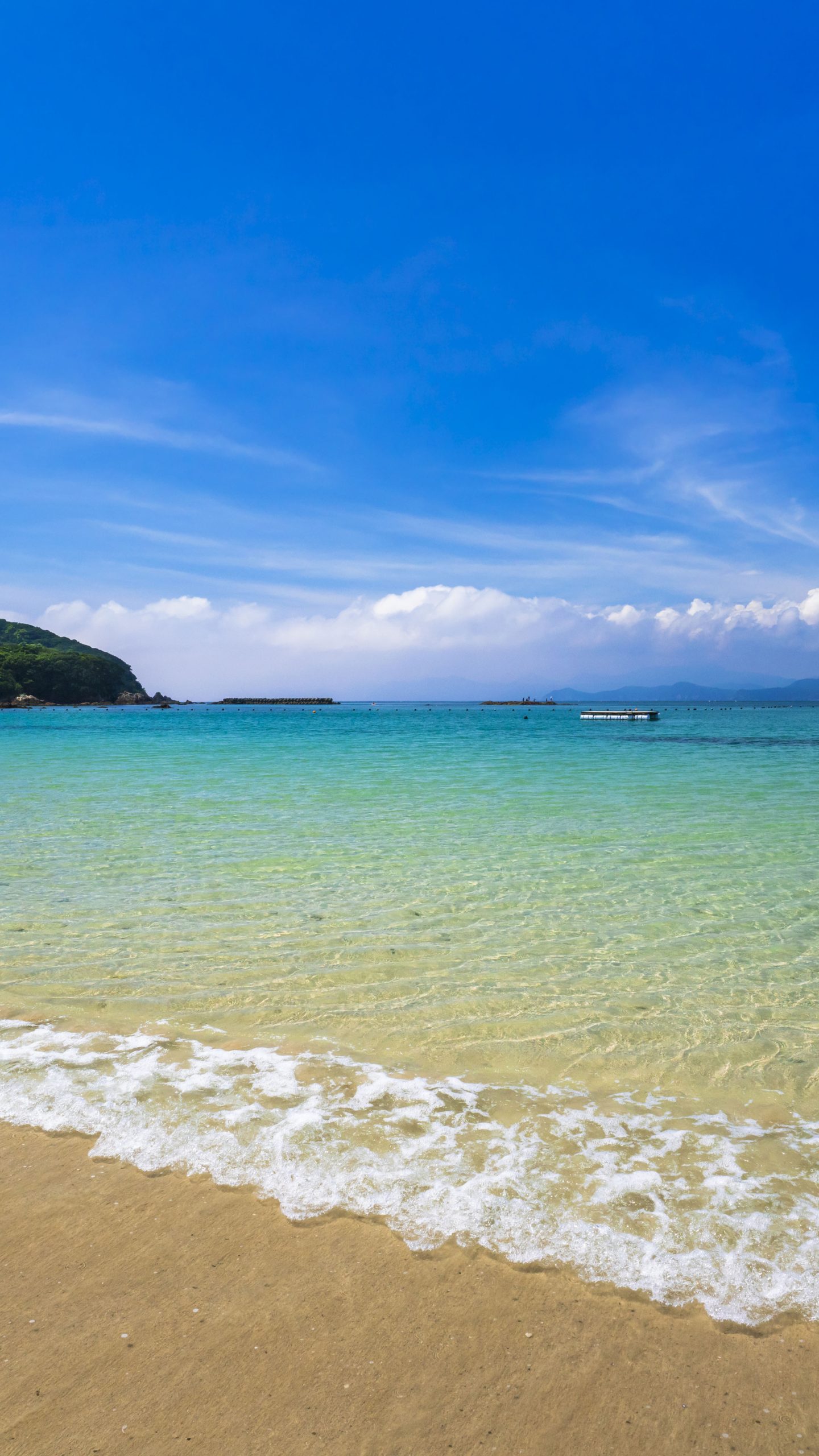 御座白浜の波打ち際(三重県志摩市・御座白浜海水浴場)