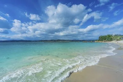 無料壁紙 冬の透き通った海。PCとデスクトップ壁紙に最適な4K高画質の無料壁紙。三重県志摩市の御座白浜海水浴場で撮影したフリー写真素材