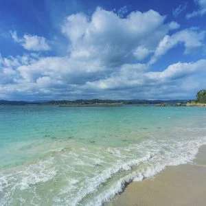 無料壁紙 冬の透き通った海。PCとデスクトップ壁紙に最適な4K高画質の無料壁紙。三重県志摩市の御座白浜海水浴場で撮影したフリー写真素材