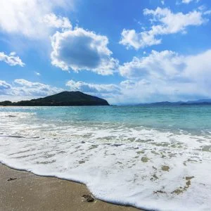 無料壁紙 冬の御座白浜と波打ち際。PCとデスクトップ壁紙に最適な4K高画質の無料壁紙。三重県志摩市の御座白浜海水浴場で撮影したフリー写真素材