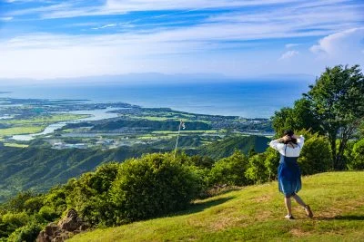 無料壁紙 勘吉台から眺める伊勢平野と伊勢湾。PCとデスクトップ壁紙に最適な4K高画質の無料壁紙。三重県伊勢市の伊勢志摩スカイラインで撮影したフリー写真素材