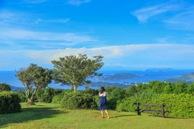 無料壁紙 勘吉台から眺める鳥羽の海。PCとデスクトップ壁紙に最適な4K高画質の無料壁紙。三重県伊勢市の伊勢志摩スカイラインで撮影したフリー写真素材