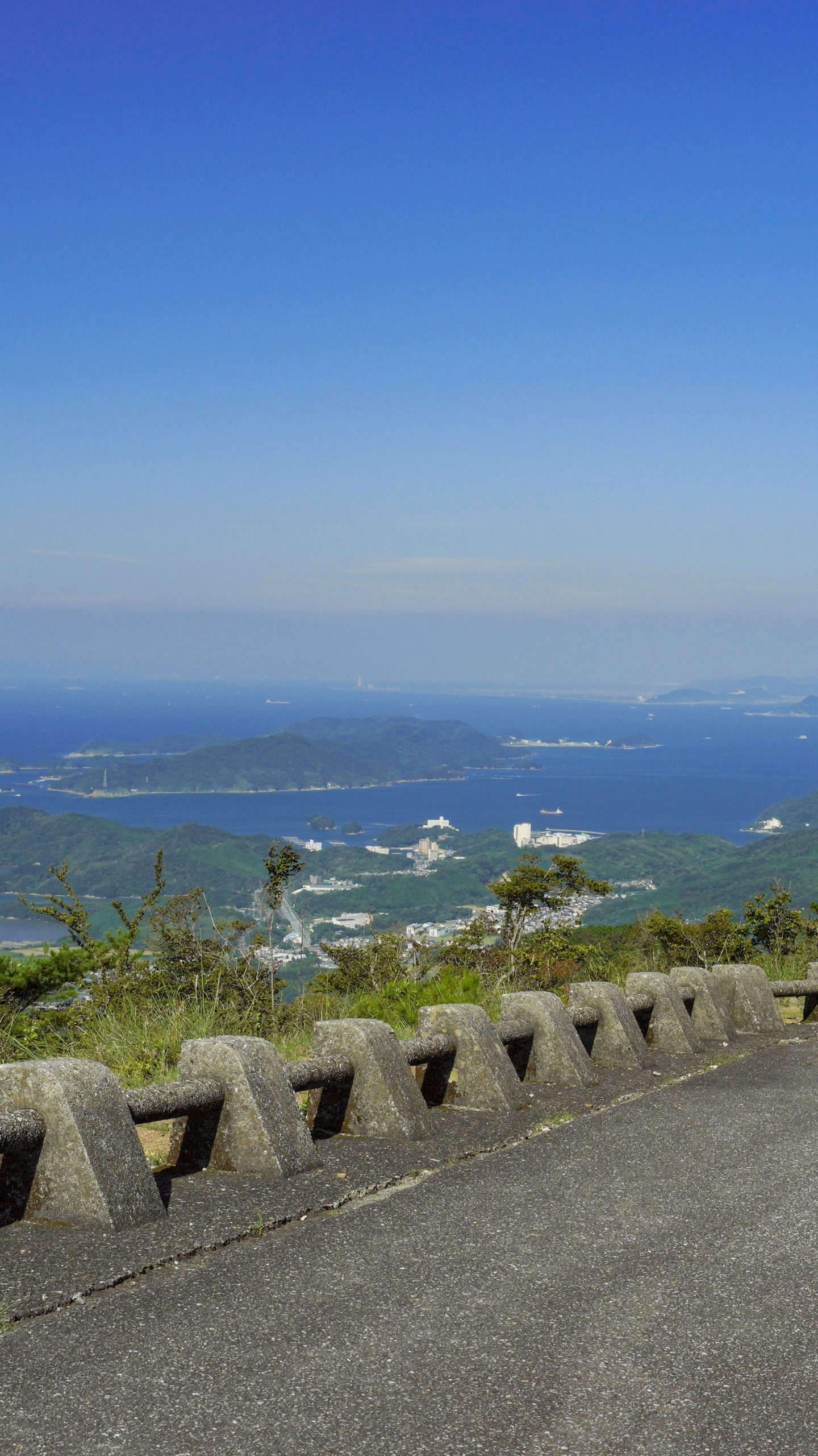 無料壁紙 鳥羽の海を天空から眺める。PCとデスクトップ壁紙に最適な4K高画質の無料壁紙。三重県伊勢市の伊勢志摩スカイラインで撮影したフリー写真素材