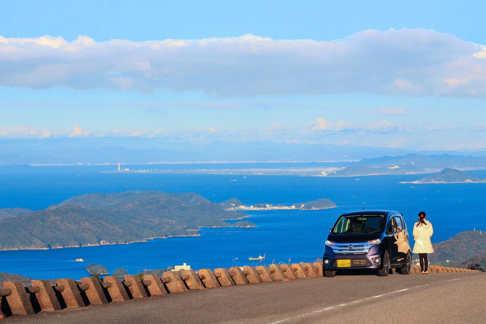 無料壁紙 道路の路肩から鳥羽湾を見渡す。PCとデスクトップ壁紙に最適な4K高画質の無料壁紙。三重県伊勢市の伊勢志摩スカイラインで撮影したフリー写真素材