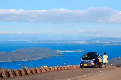 無料壁紙 道路の路肩から鳥羽湾を見渡す。PCとデスクトップ壁紙に最適な4K高画質の無料壁紙。三重県伊勢市の伊勢志摩スカイラインで撮影したフリー写真素材