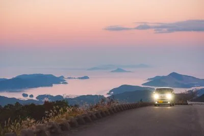 無料壁紙 夕暮れの鳥羽側道路。PCとデスクトップ壁紙に最適な4K高画質の無料壁紙。三重県伊勢市の伊勢志摩スカイラインで撮影したフリー写真素材