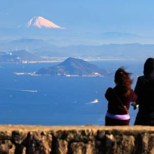 無料壁紙 朝熊山頂で富士山を見るカップル。PCとデスクトップ壁紙に最適な4K高画質の無料壁紙。三重県伊勢市の伊勢志摩スカイラインで撮影したフリー写真素材