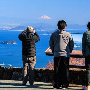 無料壁紙 朝熊山頂の看板付近で富士山を見る人々。PCとデスクトップ壁紙に最適な4K高画質の無料壁紙。三重県伊勢市の伊勢志摩スカイラインで撮影したフリー写真素材