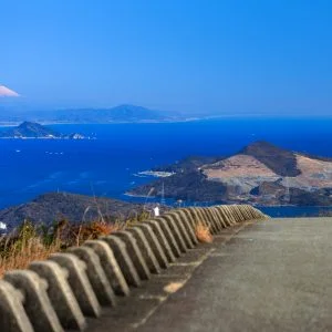 無料壁紙 鳥羽側の道路から眺める富士山と菅島。PCとデスクトップ壁紙に最適な4K高画質の無料壁紙。三重県伊勢市の伊勢志摩スカイラインで撮影したフリー写真素材