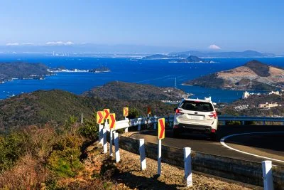 無料壁紙 光石展望台の近くを走る車。PCとデスクトップ壁紙に最適な4K高画質の無料壁紙。三重県伊勢市の伊勢志摩スカイラインで撮影したフリー写真素材