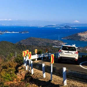 無料壁紙 光石展望台の近くを走る車。PCとデスクトップ壁紙に最適な4K高画質の無料壁紙。三重県伊勢市の伊勢志摩スカイラインで撮影したフリー写真素材