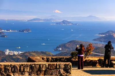 無料壁紙 朝熊山頂から富士山を眺める人。PCとデスクトップ壁紙に最適な4K高画質の無料壁紙。三重県伊勢市の伊勢志摩スカイラインで撮影したフリー写真素材