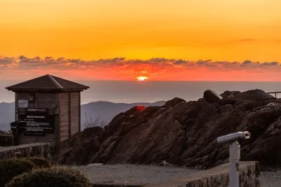 無料壁紙 朝熊山頂から眺める水平線の日の出。PCとデスクトップ壁紙に最適な4K高画質の無料壁紙。三重県伊勢市の伊勢志摩スカイラインで撮影したフリー写真素材