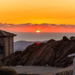 無料壁紙 朝熊山頂から眺める水平線の日の出。PCとデスクトップ壁紙に最適な4K高画質の無料壁紙。三重県伊勢市の伊勢志摩スカイラインで撮影したフリー写真素材