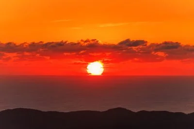 無料壁紙 鍵穴のように見える日の出。PCとデスクトップ壁紙に最適な4K高画質の無料壁紙。三重県伊勢市の伊勢志摩スカイラインで撮影したフリー写真素材