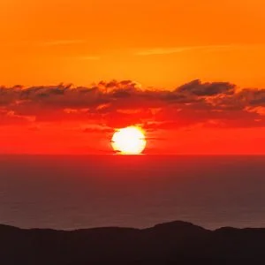 無料壁紙 鍵穴のように見える日の出。PCとデスクトップ壁紙に最適な4K高画質の無料壁紙。三重県伊勢市の伊勢志摩スカイラインで撮影したフリー写真素材