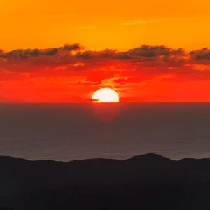 無料壁紙 水平線から登る日の出。PCとデスクトップ壁紙に最適な4K高画質の無料壁紙。三重県伊勢市の伊勢志摩スカイラインで撮影したフリー写真素材