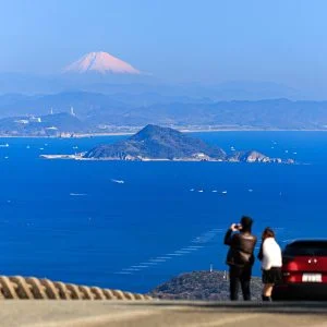 無料壁紙 鳥羽側の道路脇から富士山を眺める人。PCとデスクトップ壁紙に最適な4K高画質の無料壁紙。三重県伊勢市の伊勢志摩スカイラインで撮影したフリー写真素材