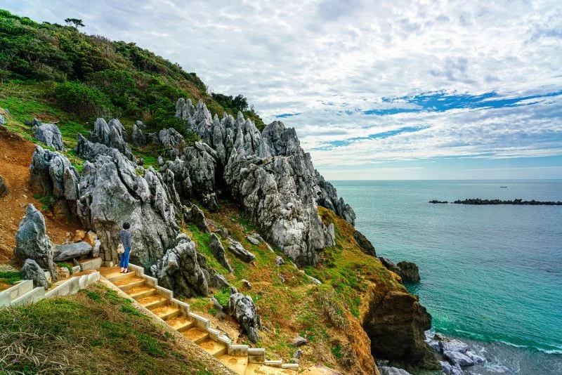 無料壁紙 カルスト地形に触れる。PCとデスクトップ壁紙に最適な4K高画質の無料壁紙。三重県鳥羽市の神島で撮影したフリー写真素材