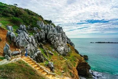 無料壁紙 カルスト地形に触れる。PCとデスクトップ壁紙に最適な4K高画質の無料壁紙。三重県鳥羽市の神島で撮影したフリー写真素材