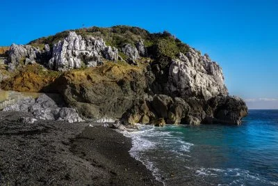 無料壁紙 カルスト地形。PCとデスクトップ壁紙に最適な4K高画質の無料壁紙。三重県鳥羽市の神島で撮影したフリー写真素材