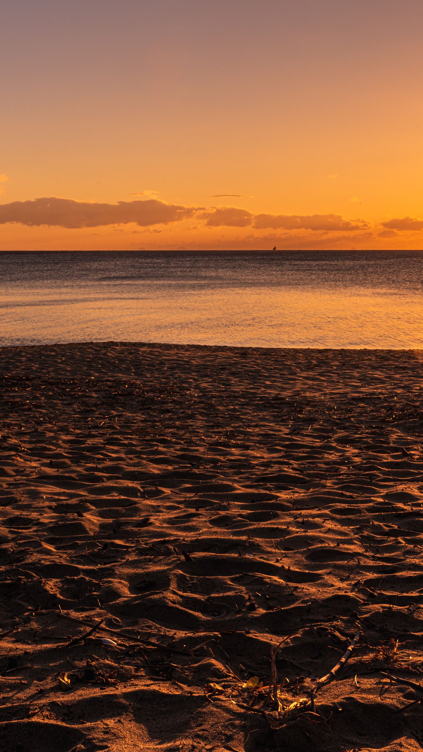 無料壁紙 凸凹の砂浜。PCとデスクトップ壁紙に最適な4K高画質の無料壁紙。三重県津市の香良洲海岸で撮影したフリー写真素材