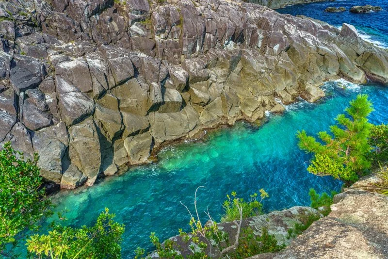 無料壁紙 オハイの断崖絶壁に潜む海。PCとデスクトップ壁紙に最適な4K高画質の無料壁紙。三重県尾鷲市の九鬼町で撮影したフリー写真素材