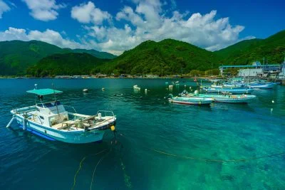 無料壁紙 停泊する船と碧い海。PCとデスクトップ壁紙に最適な4K高画質の無料壁紙。三重県尾鷲市の九鬼町で撮影したフリー写真素材