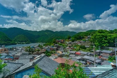 無料壁紙 夏の九鬼を見下ろす。PCとデスクトップ壁紙に最適な4K高画質の無料壁紙。三重県尾鷲市の九鬼町で撮影したフリー写真素材