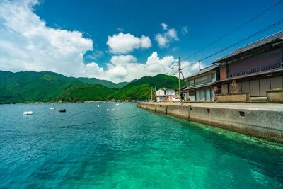 無料壁紙 蒼く輝く海。PCとデスクトップ壁紙に最適な4K高画質の無料壁紙。三重県尾鷲市の九鬼町で撮影したフリー写真素材