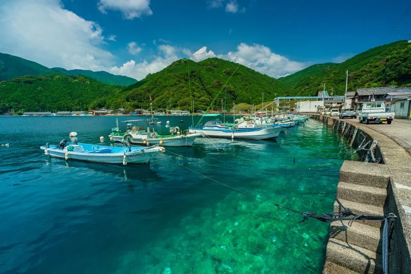 無料壁紙 夏の九鬼。PCとデスクトップ壁紙に最適な4K高画質の無料壁紙。三重県尾鷲市の九鬼町で撮影したフリー写真素材