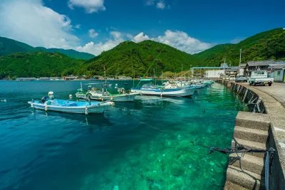 無料壁紙 夏の九鬼。PCとデスクトップ壁紙に最適な4K高画質の無料壁紙。三重県尾鷲市の九鬼町で撮影したフリー写真素材