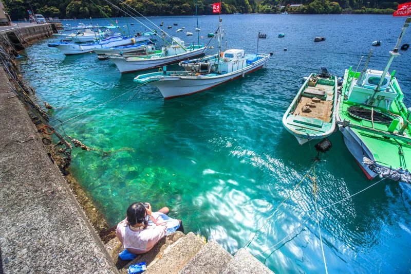 無料壁紙 青い海に浮かぶ船を激写。PCとデスクトップ壁紙に最適な4K高画質の無料壁紙。三重県尾鷲市の九鬼町で撮影したフリー写真素材