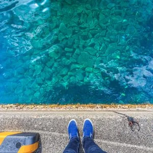 無料壁紙 眼下に広がる九鬼ブルー。PCとデスクトップ壁紙に最適な4K高画質の無料壁紙。三重県尾鷲市の九鬼町で撮影したフリー写真素材